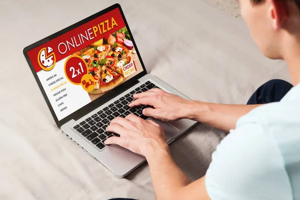 Adam evde oturan bir dizüstü bilgisayar ile Internet tarafından pizza siparişi. — Stok fotoğraf
