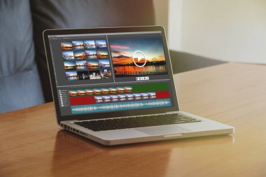 Video düzenlemek projede ahşap bir masa üstünde a laptop perde.