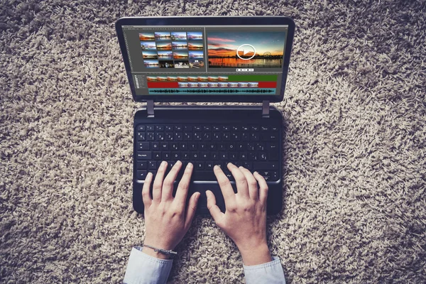 Κάτοψη του ατόμου όπλων βίντεο μοντάζ σε έναν φορητό υπολογιστή. — Φωτογραφία Αρχείου