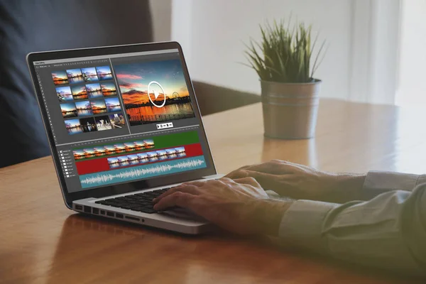 Ember videoszerkesztés otthon egy laptop. — Stock Fotó