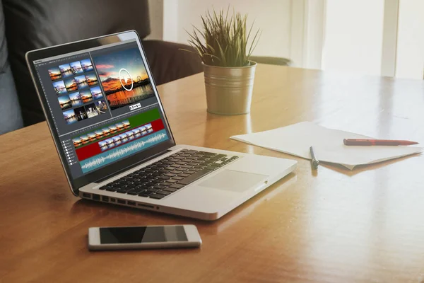 Laptop met een video-project in het scherm bewerken. — Stockfoto
