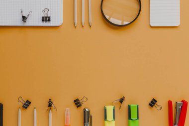 Turuncu renk arka plan kopya alanı kavramında ile okula dönüş.