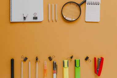 Turuncu renk arka plan kopya alanı kavramında ile okula dönüş.