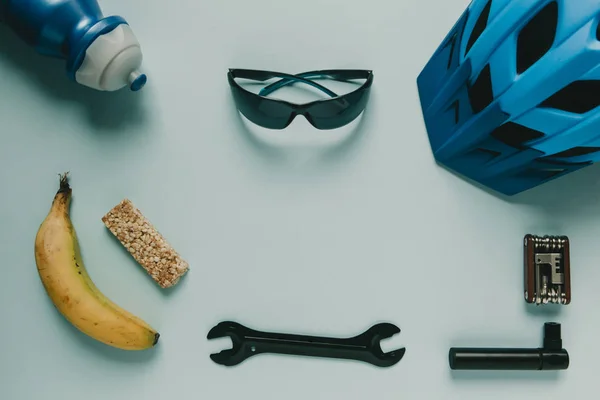 サイクリングのアクセサリーと青の背景にコピー スペースを持つ食品. — ストック写真