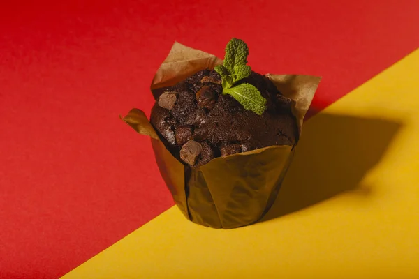 带红色和黄色背景的巧克力松饼. — 图库照片