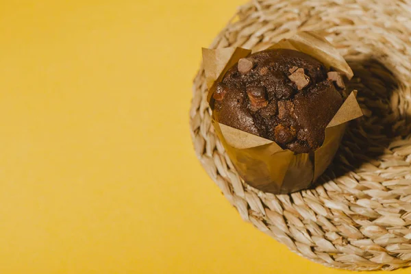 Muffin de chocolate en una alfombra con fondo amarillo . — Foto de Stock