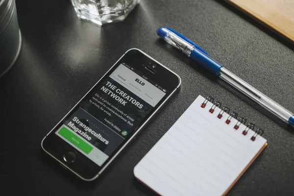 MALAGA, SPAIN - MARCH 6, 2018: Mobile phone with Ello app in the screen, placed on a black desk with office stuff. Ello is a creators network community launched in 2014 by Paul Budnitz y Todd Berger. — Stock Photo, Image