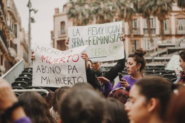 Malaga, İspanya - 8 Mart 2018: Binlerce kadın Feminist Strike kadınlar gününde Şehir Merkezi, Malaga, İspanya, 8th Mart 2018 katılmak.