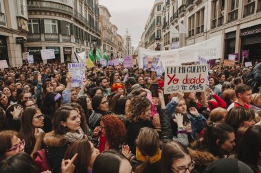 Malaga, İspanya - 8 Mart 2018: Binlerce kadın Feminist Strike kadınlar gününde Şehir Merkezi, Malaga, İspanya, 8th Mart 2018 katılmak.