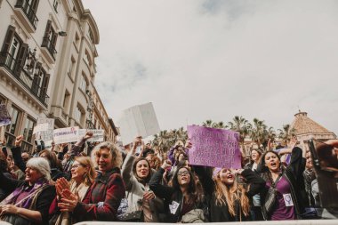 Malaga, İspanya - 8 Mart 2018: Binlerce kadın Feminist Strike kadınlar gününde Şehir Merkezi, Malaga, İspanya, 8th Mart 2018 katılmak.
