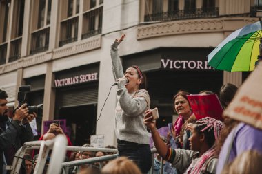 Malaga, İspanya - 8 Mart 2018: Binlerce kadın Feminist Strike kadınlar gününde Şehir Merkezi, Malaga, İspanya, 8th Mart 2018 katılmak.