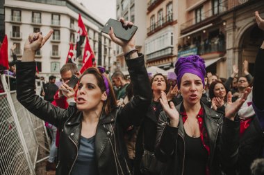 Malaga, İspanya - 8 Mart 2018: Binlerce kadın Feminist Strike kadınlar gününde Şehir Merkezi, Malaga, İspanya, 8th Mart 2018 katılmak.