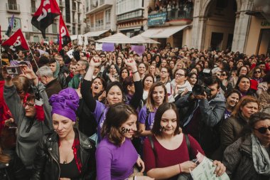 Malaga, İspanya - 8 Mart 2018: Binlerce kadın Feminist Strike kadınlar gününde Şehir Merkezi, Malaga, İspanya, 8th Mart 2018 katılmak.