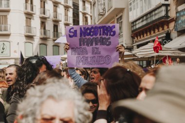 Malaga, İspanya - 8 Mart 2018: Binlerce kadın Feminist Strike kadınlar gününde Şehir Merkezi, Malaga, İspanya, 8th Mart 2018 katılmak.