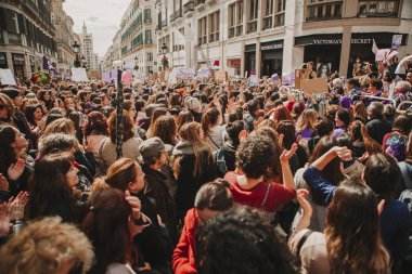 Malaga, İspanya - 8 Mart 2018: Binlerce kadın Feminist Strike kadınlar gününde Şehir Merkezi, Malaga, İspanya, 8th Mart 2018 katılmak.