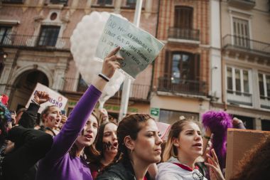 Malaga, İspanya - 8 Mart 2018: Binlerce kadın Feminist Strike kadınlar gününde Şehir Merkezi, Malaga, İspanya, 8th Mart 2018 katılmak.