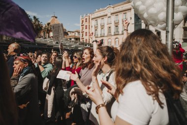 Malaga, İspanya - 8 Mart 2018: Binlerce kadın Feminist Strike kadınlar gününde Şehir Merkezi, Malaga, İspanya, 8th Mart 2018 katılmak.