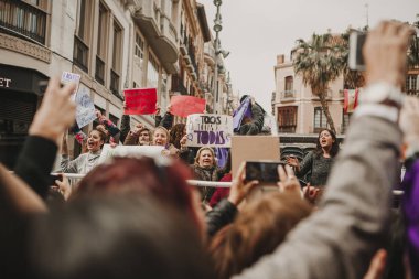 Malaga, İspanya - 8 Mart 2018: Binlerce kadın Feminist Strike kadınlar gününde Şehir Merkezi, Malaga, İspanya, 8th Mart 2018 katılmak.