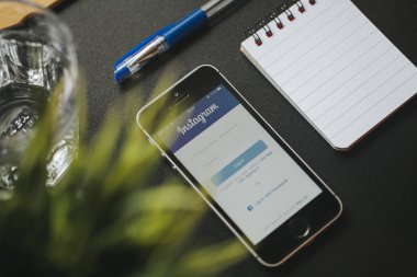 Malaga, İspanya - 6 Mart 2018: Bir iş yerinde bir siyah masa üzerine yerleştirilen bir iphone ekranında, Instagram mobil uygulaması.