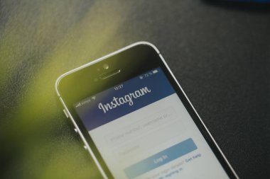 Malaga, İspanya - 6 Mart 2018: Instagram mobil app siyah bir tablo üzerinde yerleştirilen bir iphone ekranında, yakın çekim.