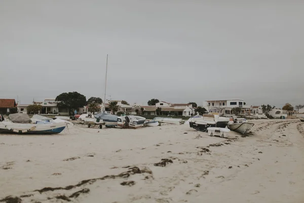 Armona island, portugal - 23. märz 2018: kleine boote, die an einem bewölkten tag am strand der armona island andocken, bei olhao, portugal. — Stockfoto