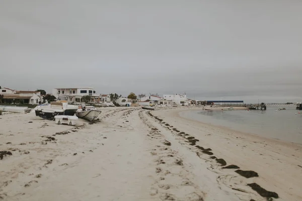 Armona island, portugal - 23. märz 2018: kleine boote, die an einem bewölkten tag am strand der armona island andocken, bei olhao, portugal. — Stockfoto