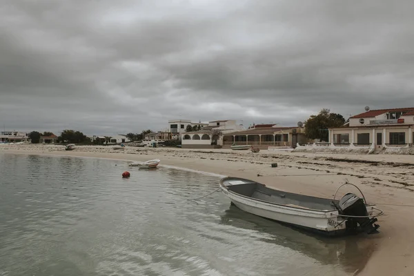 Armona Adası, Portekiz - 23 Mart 2018: Olhao, Portekiz, bulutlu bir günde Armona Island beach içinde yuvalanmış küçük tekneler. — Stok fotoğraf