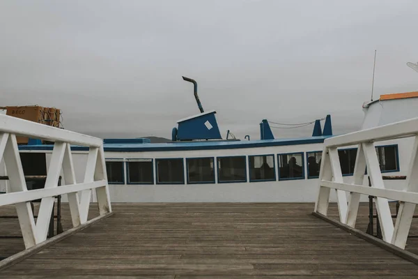 Isla Armona, Portugal - 23 de marzo de 2018: Embarcación Olhao en el muelle de la Isla Armona lista para zarpar en un día nublado, en Olhao, Portugal . — Foto de Stock