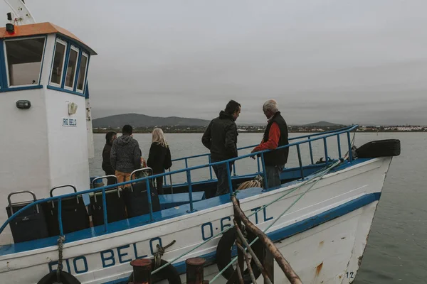 Ostrov Armona, Portugalsko - 23. března 2018: Olhäo trajektem na ostrov Armona pier připraven jít v zamračený den, Olhäo, Portugalsko. — Stock fotografie