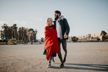 Çift birlikte açık havada şehir banliyölerinde zevk serin. 