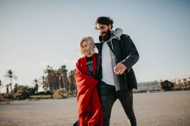 Çift birlikte açık havada şehir banliyölerinde zevk serin. 