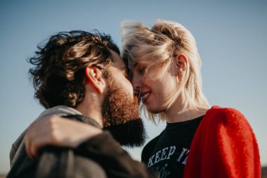 Çift birlikte açık havada şehir banliyölerinde zevk serin. 