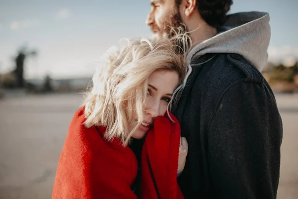 Cool, pár těší spolu venku na předměstí města. — Stock fotografie