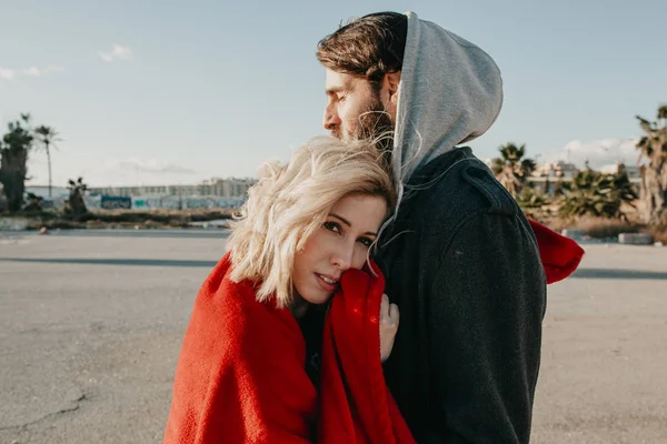 Couple cool profiter ensemble à l'extérieur dans la banlieue de la ville . — Photo