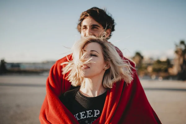 Casal legal desfrutando juntos ao ar livre nos subúrbios da cidade . — Fotografia de Stock