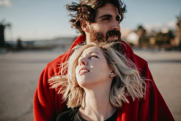 Casal legal desfrutando juntos ao ar livre nos subúrbios da cidade . — Fotografia de Stock