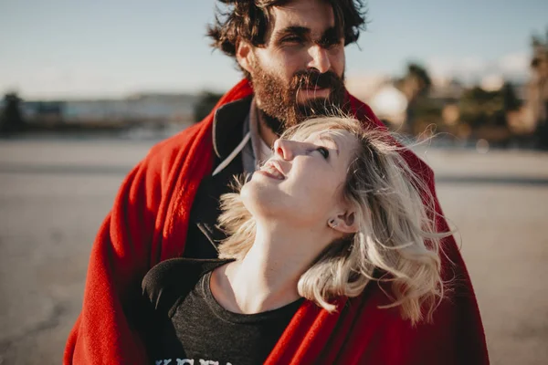 Casal legal desfrutando juntos ao ar livre nos subúrbios da cidade . — Fotografia de Stock