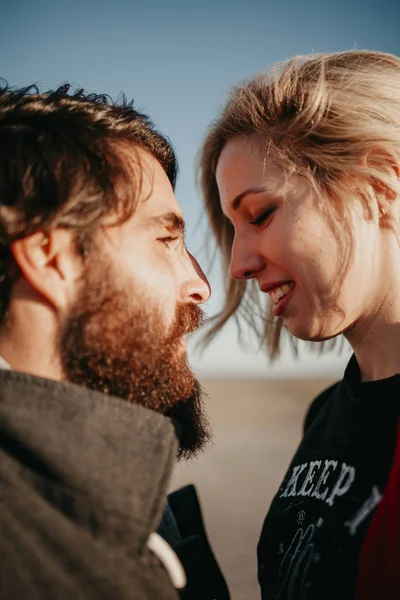 Casal legal desfrutando juntos ao ar livre nos subúrbios da cidade . — Fotografia de Stock