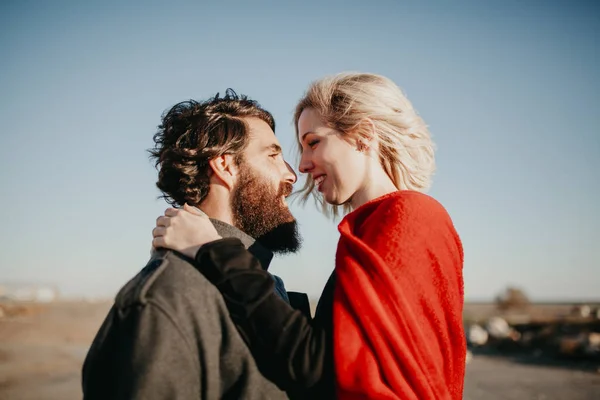 Casal legal desfrutando juntos ao ar livre nos subúrbios da cidade . — Fotografia de Stock