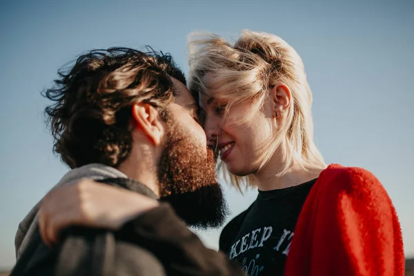 Casal legal desfrutando juntos ao ar livre nos subúrbios da cidade . — Fotografia de Stock