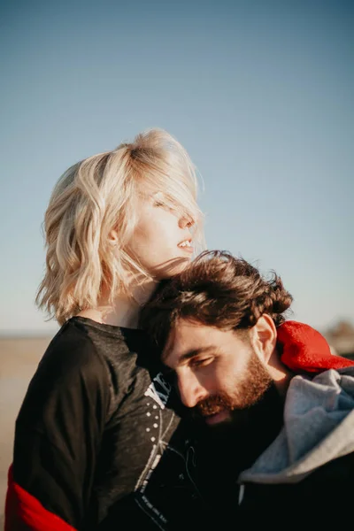 Casal legal desfrutando juntos ao ar livre nos subúrbios da cidade . — Fotografia de Stock