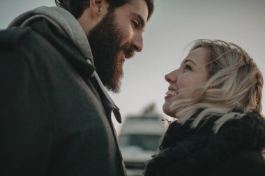 Onlar, onların van arka plan ile bir yol yolculuk son sırasında bağrında iken genç birbirine açık havada arıyorsunuz serin.