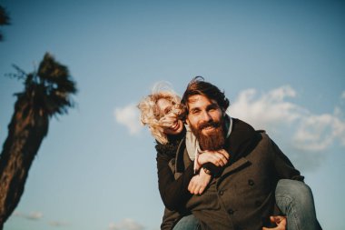 Serin indie çift kameraya bak açık havada o onu bir sırtlama verir iken eğleniyor.