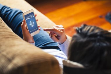 Kadın kilidini cep telefonu evde kalan süre parmak izi sistemi ile.