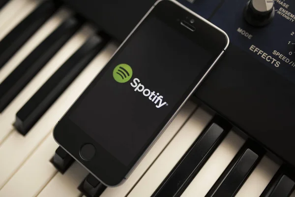 MALAGA, SPAIN - APRIL 12 th, 2018: Spotify Streaming music app in an iPhone screen, placed on a vintage musical keyboard. — Stock Photo, Image