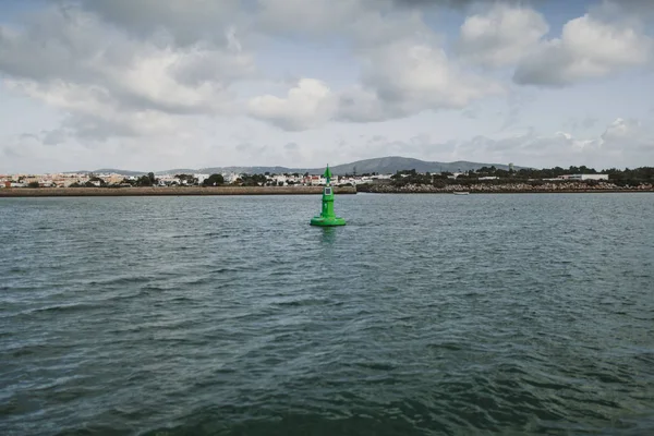 Farol marinho verde flutuando no mar . — Fotografia de Stock