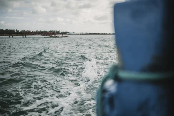 Vue de l'eau de mer et des vagues depuis la partie arrière d'un bateau pendant la navigation . — Photo