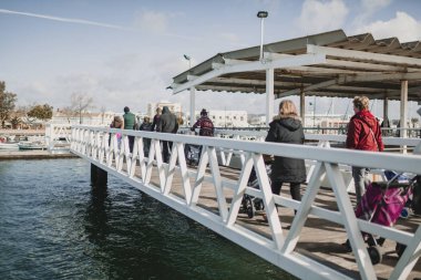 24 Mart 2018 - Olhao, Portekiz: Portekiz, Olhao iskele boyunca Ria Formosa Armona Island, 24th Mart 2018 üzerinde gezinme yolculuktan sonra yürüyüş insanlar.