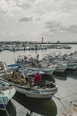 24 Mart 2018 - Olhao, Portekiz: Portekiz, Olhao dock, 24th Mart 2018 demirledi ağlarına teknesini, onarma ve çalışma balıkçı.