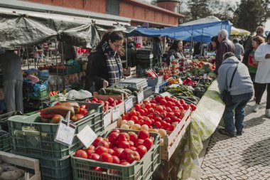 24 Mart 2018 - Olhao, Portekiz: Portekiz, Olhao şehrin sokaklarında 24th Mart 2018 üzerinde satış için sebze ve meyve.